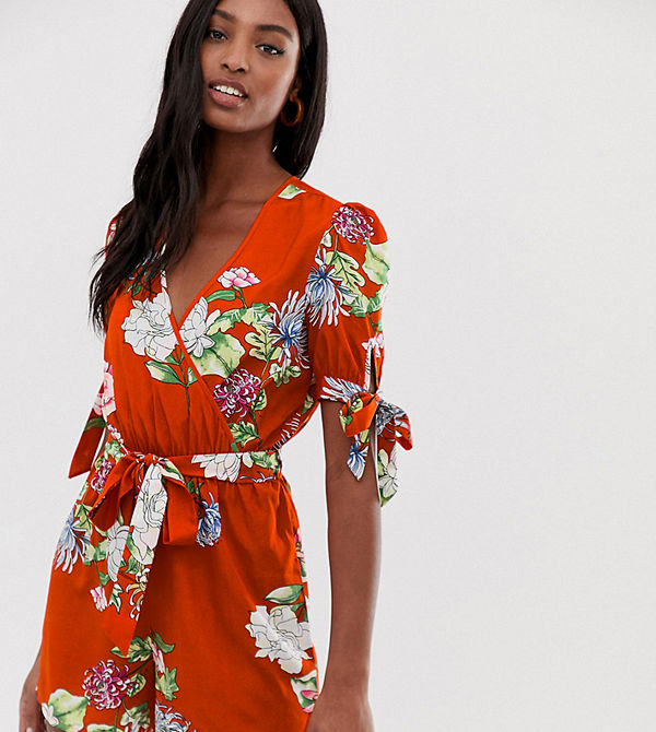 Influence Tall Rödblommig playsuit med omlottdesign och puffärm med knytning Rödblommig