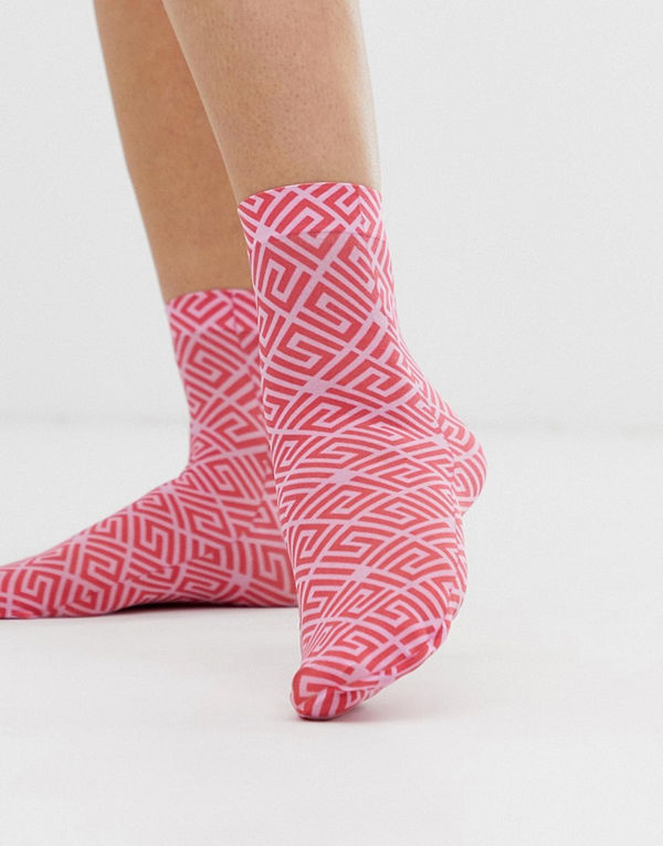ASOS DESIGN Rosa och röda ankelstrumpor med monogram
