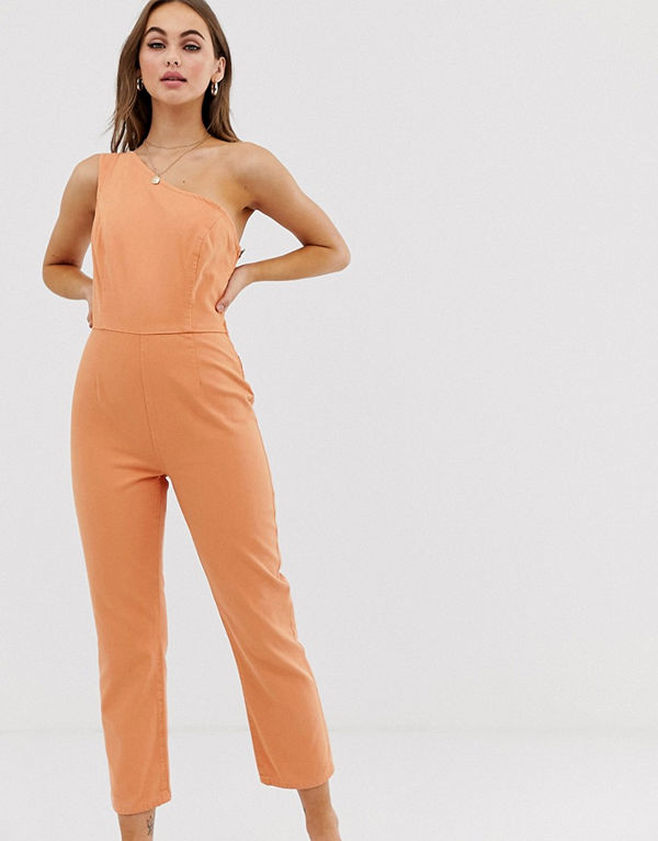 ASOS DESIGN Korallfärgad one shoulder-jumpsuit i tvättad denim Korall