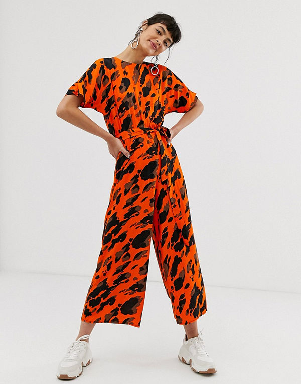 ASOS DESIGN Djurmönstrad jumpsuit med kort ärm och knytning i 