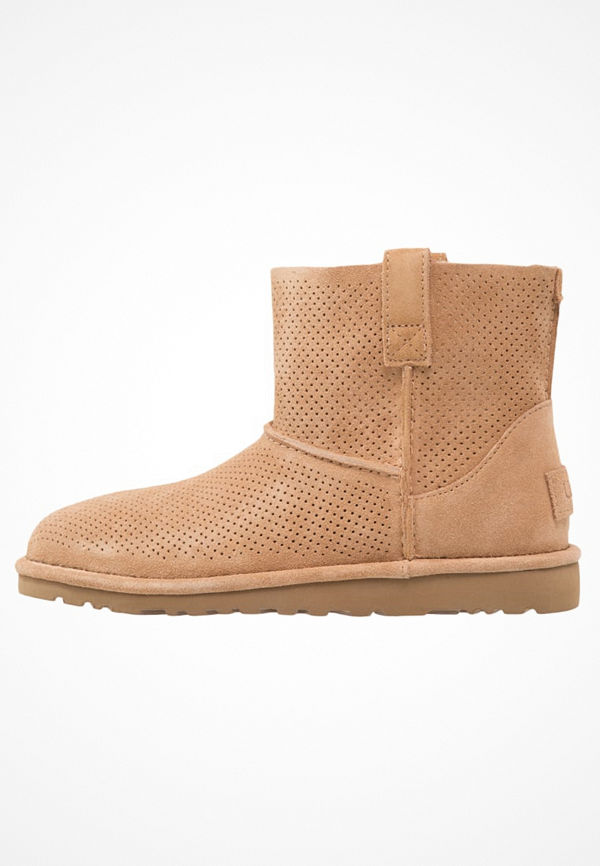 UGG CLASSIC UNLINED MINI PERF Stövletter tawny