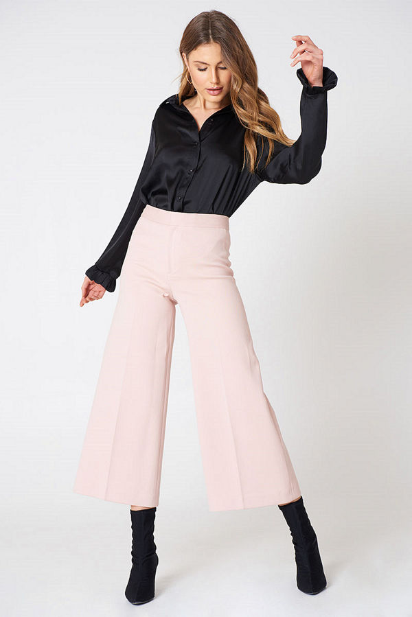 Filippa K cremefärgade byxor Avery Cropped Pant