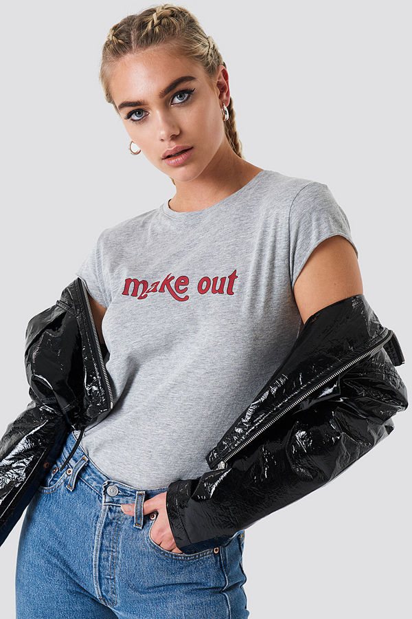 NA-KD Make Out Tee grå