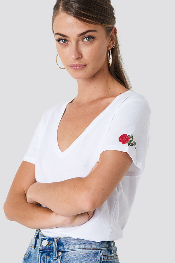 NA-KD V-neck Rose Embroidery Tee vit