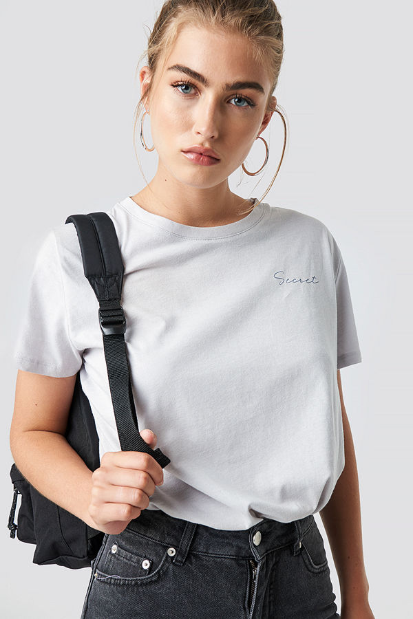 NA-KD Trend Secret Oversized Tee grå