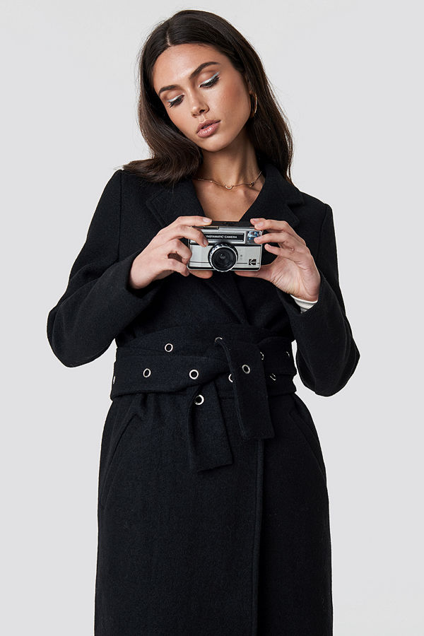 Dilara x NA-KD Eyelet Belted Trenchcoat svart