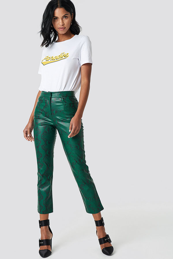 NA-KD gröna mönstrade byxor Snake Printed PU Pants grön
