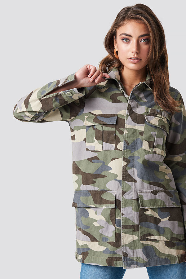Pamela x NA-KD Long Camo Jacket grön