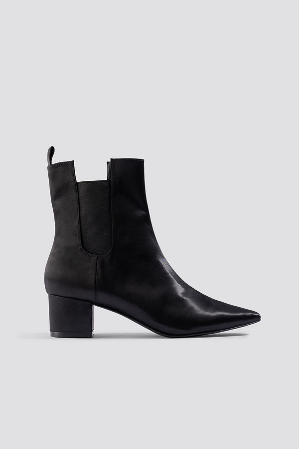 Emilie Briting x NA-KD Satin Ankle Boots svart