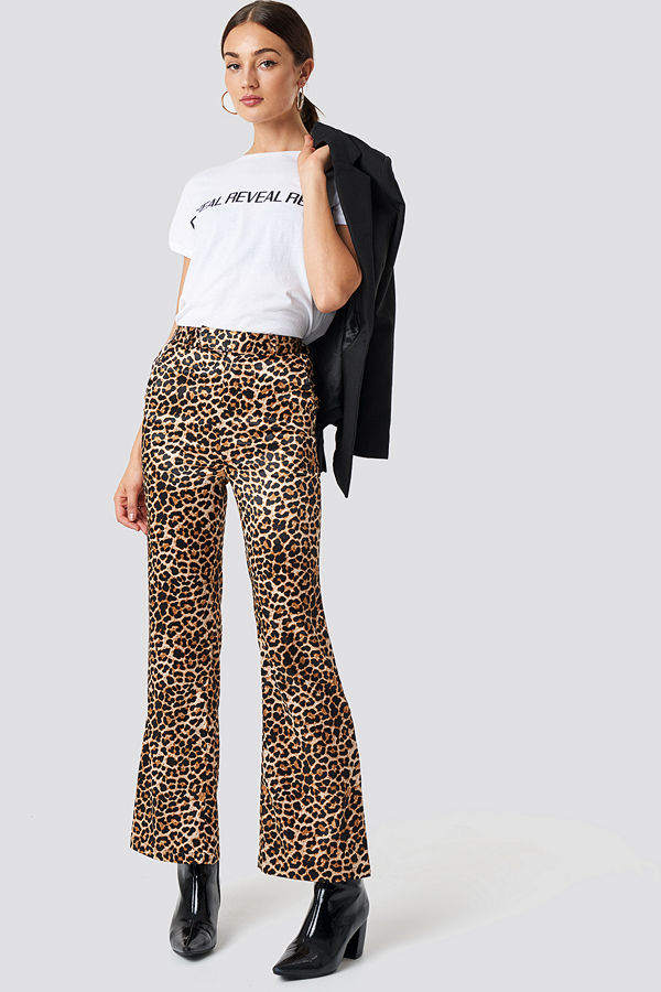 NA-KD Trend bruna mönstrade byxor Flared Shiny Leo Pants multicolor