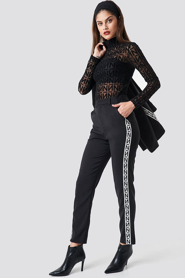 NA-KD Trend svarta byxor med tryck N Branded Suit Pants svart