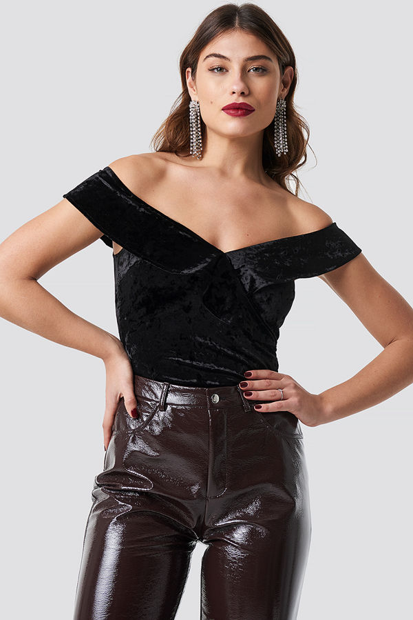 NA-KD Party Flounce Off Shoulder Velvet Top svart
