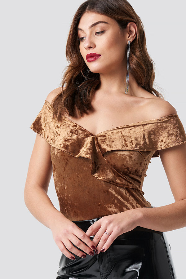 NA-KD Party Flounce Off Shoulder Velvet Top brun