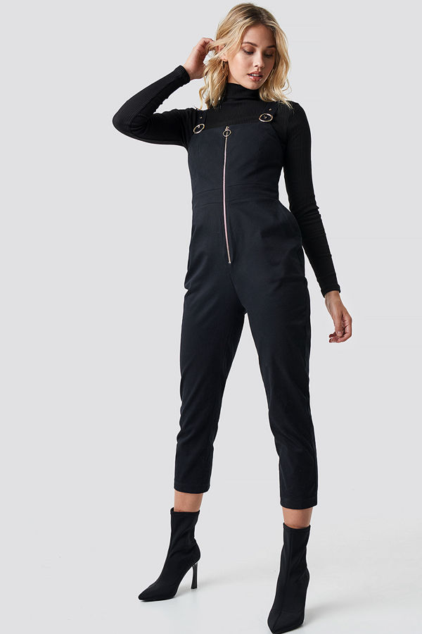 Anna Nooshin x NA-KD Front Zip Detailed Jumpsuit svart