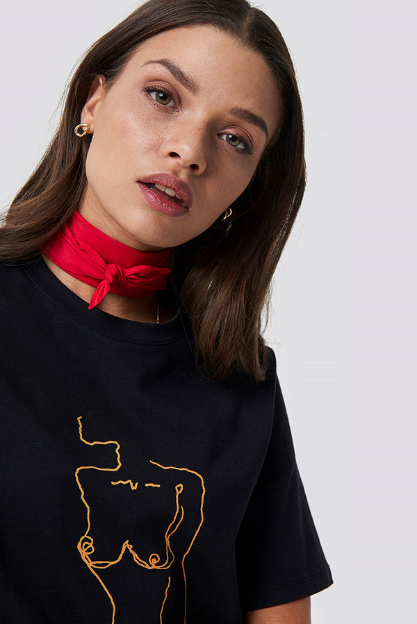 Emilie Briting x NA-KD Satin Scarf röd
