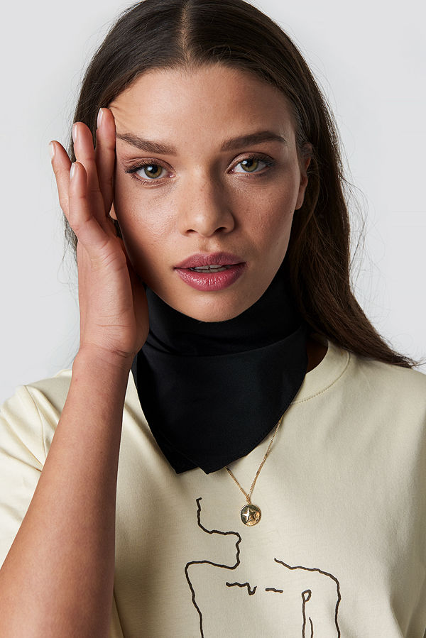 Emilie Briting x NA-KD Satin Scarf svart