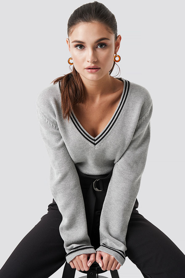 Julia Wieniawa x NA-KD Deep V-neck Knitted Contrast Sweater grå