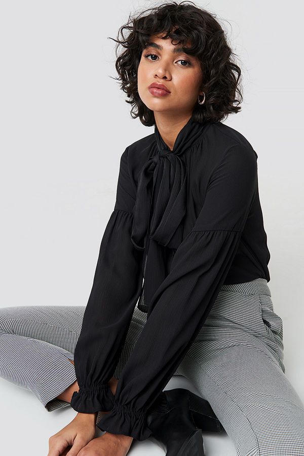 NA-KD Classic Bow Tie Blouse svart