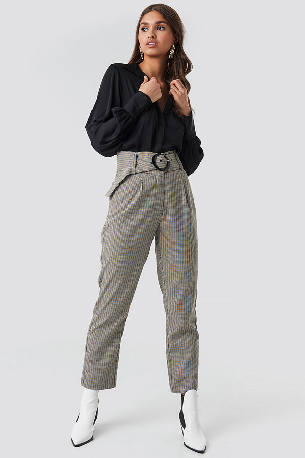 NA-KD Classic omönstrade byxor Dogtooth Asymmetric Belted Suit Pants grå multicolor