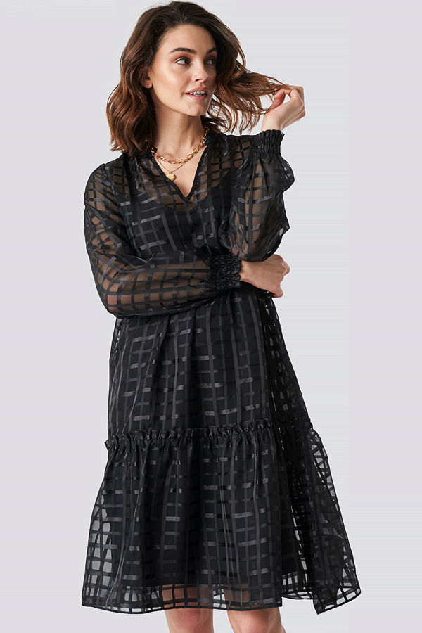 NA-KD Party Square Patterned Flounce Dress svart