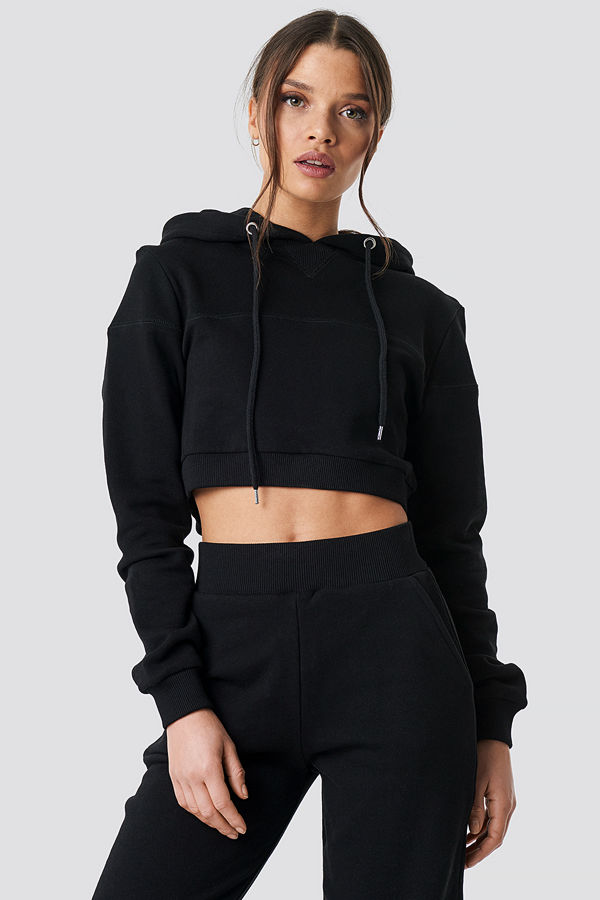 Ivana Santacruz x NA-KD Cropped Hoodie svart