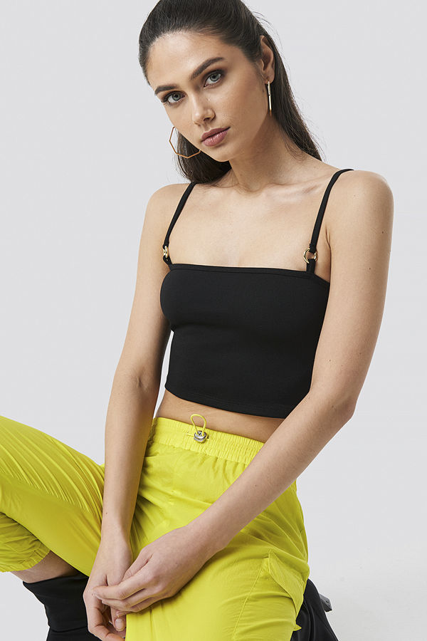 Anna Nooshin x NA-KD Cropped Circle Detail Singlet svart