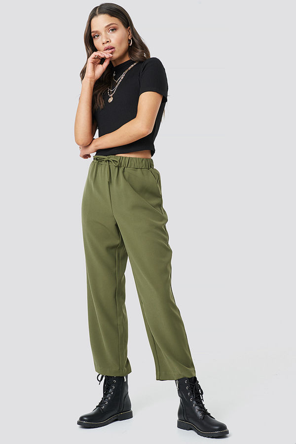 Astrid Olsen x NA-KD omönstrade byxor Drawstring Suit Pants grön