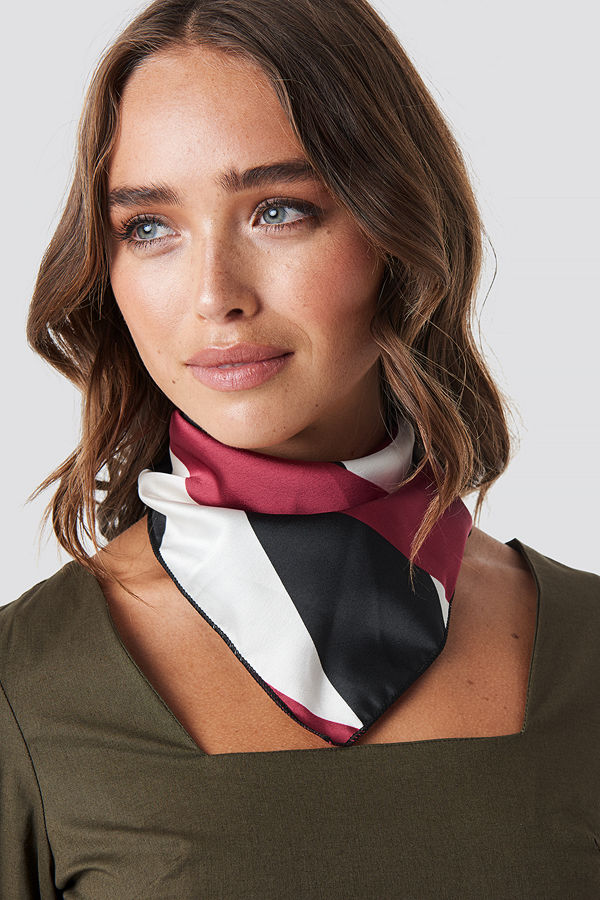 NA-KD Accessories Asymmetric Striped Satin Scarf svart röd multicolor
