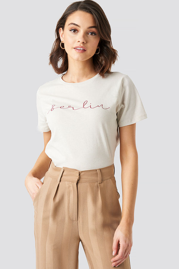 NA-KD Berlin Print Tee beige