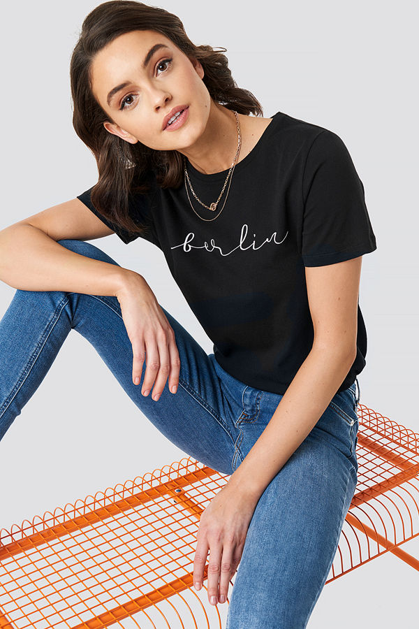 NA-KD Berlin Print Tee svart