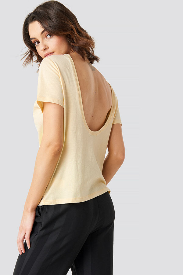 NA-KD Deep Back Tee gul