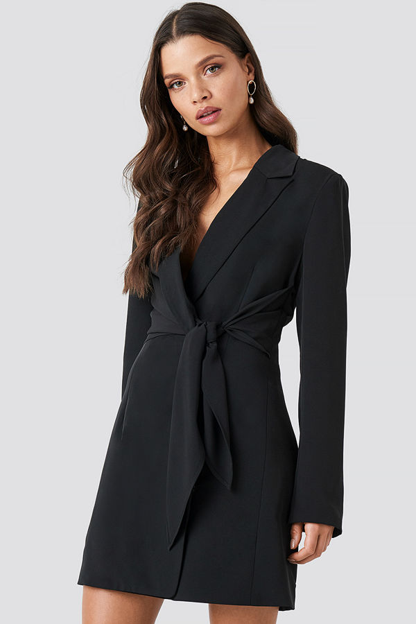 Chloé B x NA-KD Tie Short Blazer Dress svart