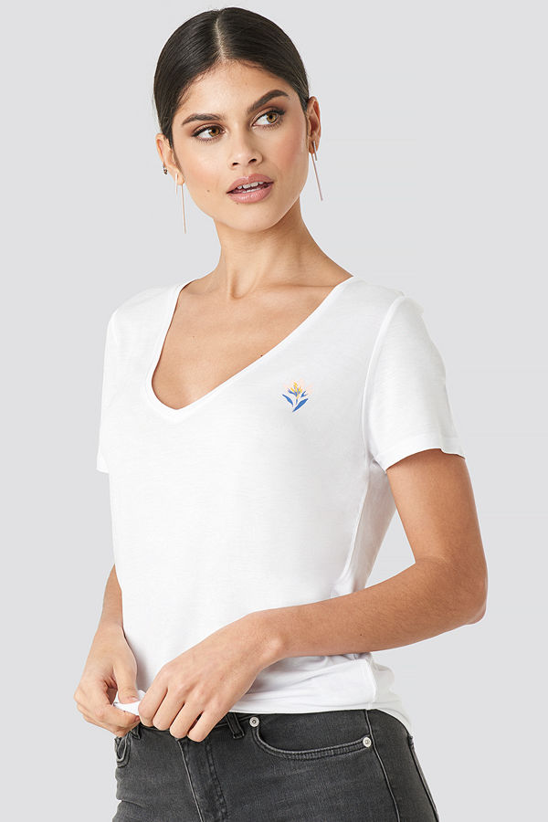 NA-KD Floral Motif V Neck T-shirt vit