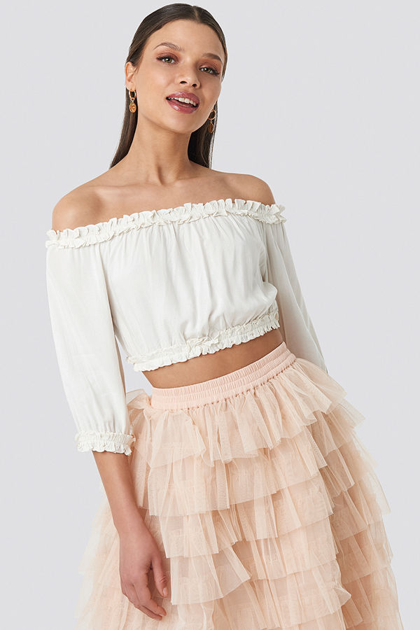 Schanna x NA-KD Off Shoulder Crop Top vit