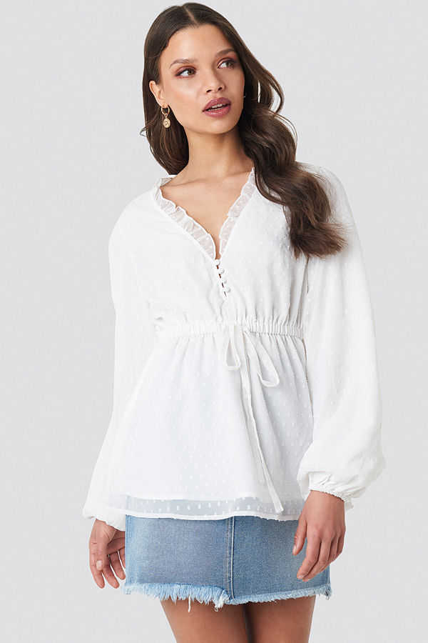 Schanna x NA-KD Frilled Neck Chiffon Blouse vit