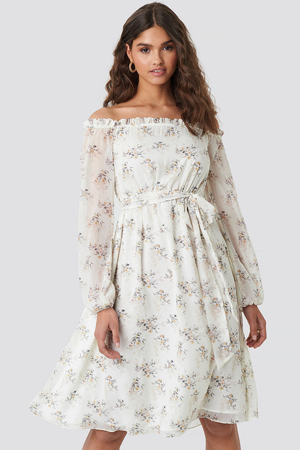 Kae Sutherland x NA-KD Off Shoulder Midi Dress vit