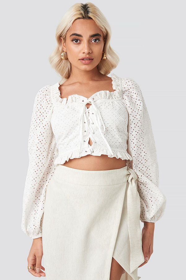 AFJ x NA-KD Broderie Anglais Crop Top vit