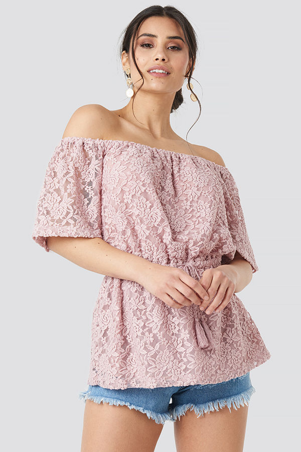 Luisa Lion x NA-KD Off Shoulder Lace Top rosa