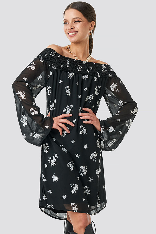 NA-KD Trend Floral Printed Off shoulder Dress svart