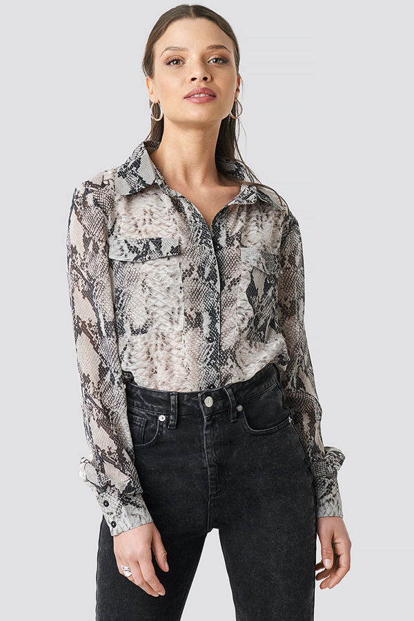 NA-KD Trend Snake Printed Chiffon Shirt grå