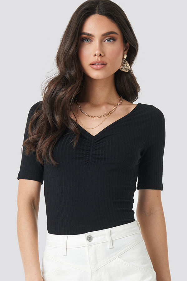 NA-KD Front Ruched Short Sleeve Top svart