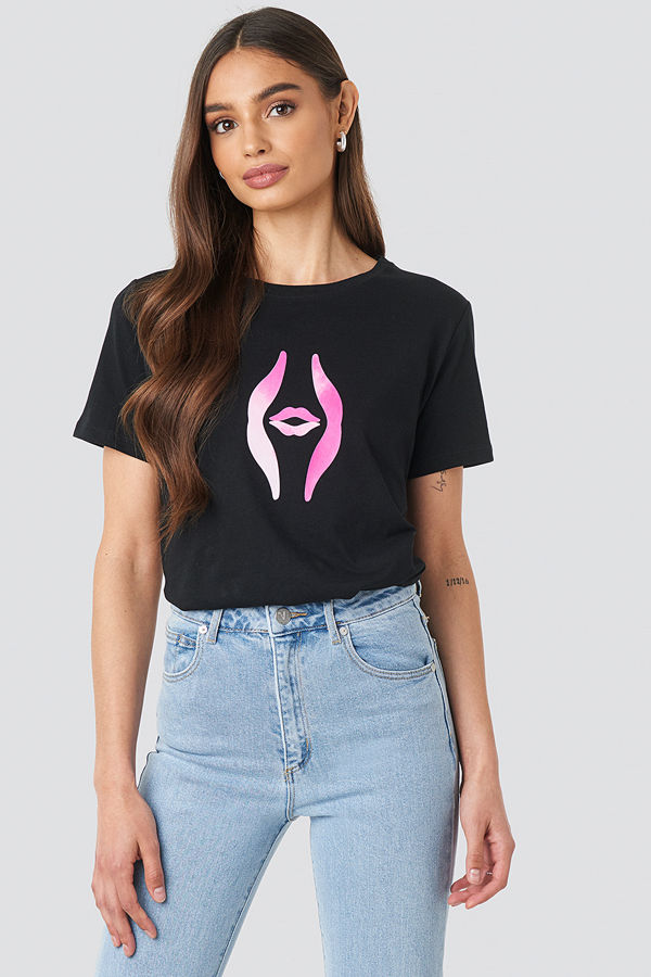 NA-KD Lips Print Tee svart