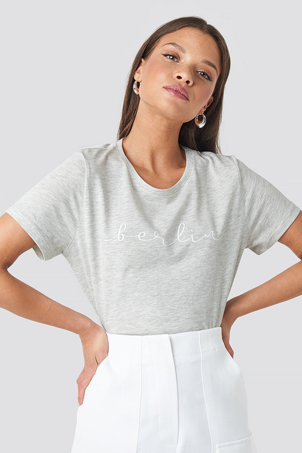 NA-KD Berlin Print Tee grå