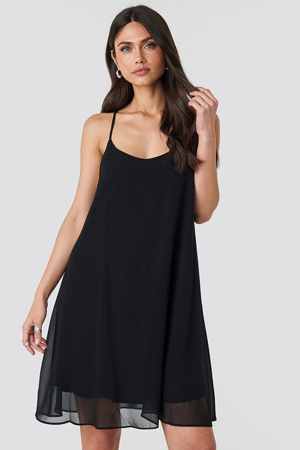 NA-KD Party Cami Chiffon Dress svart