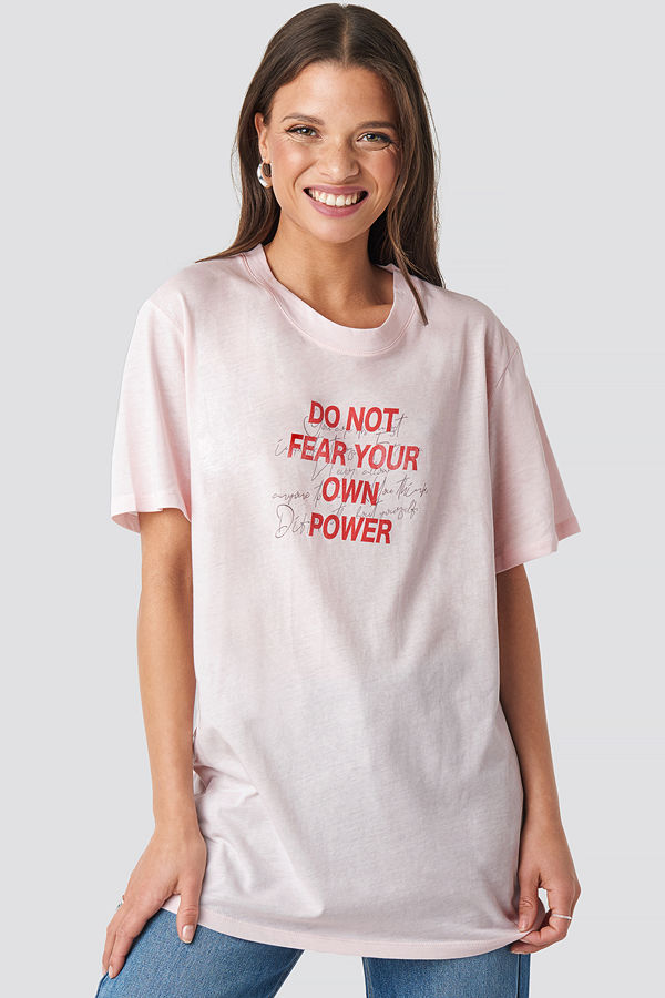 NA-KD Do Not Fear Unisex Tee rosa