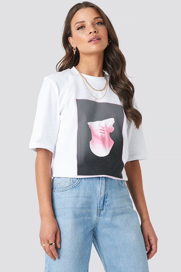 Emilie Briting x NA-KD Front Print Tee vit