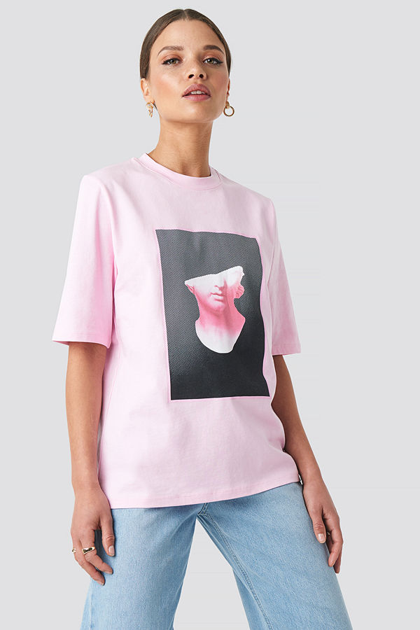 Emilie Briting x NA-KD Front Print Tee rosa