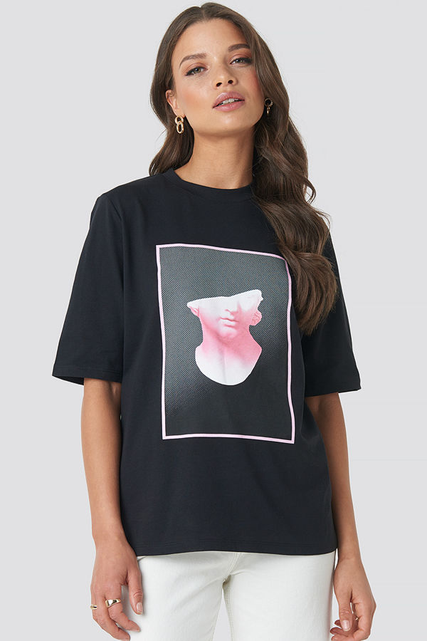 Emilie Briting x NA-KD Front Print Tee svart