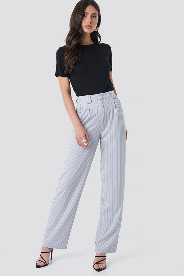 NA-KD Classic ljusgrå randiga byxor Flared Striped Pants blå