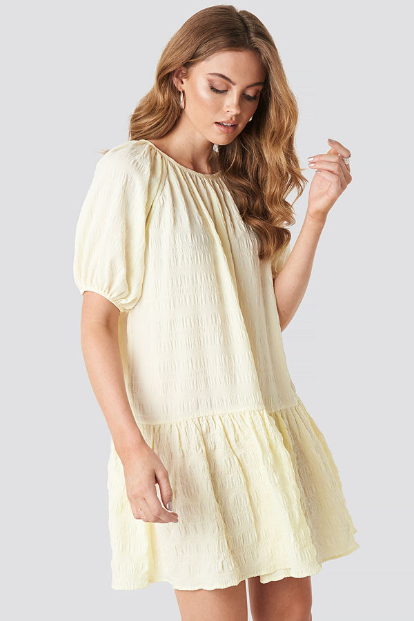 NA-KD Trend Structured Tiered Mini Dress gul